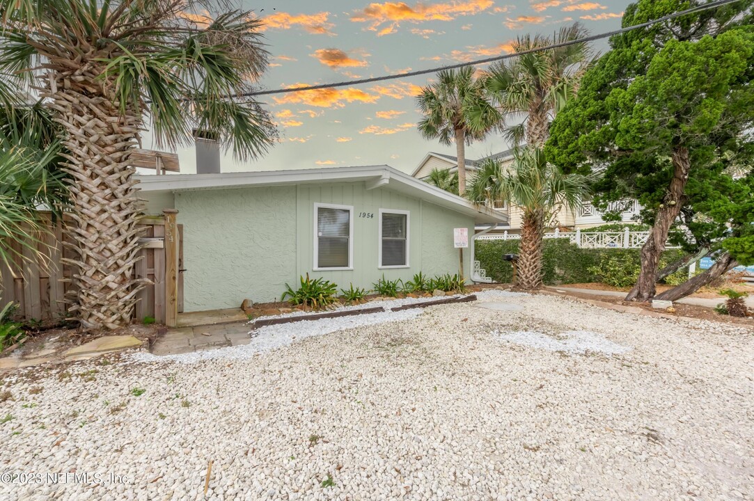 1954 Beach Ave in Atlantic Beach, FL - Foto de edificio