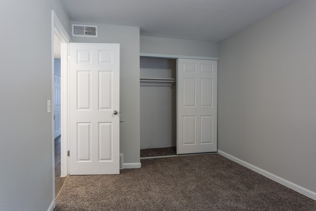 Shadow Tree in Aurora, CO - Building Photo - Interior Photo