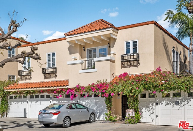 910 N Alfred St in Los Angeles, CA - Building Photo - Building Photo