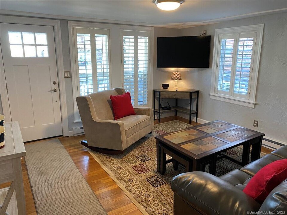 5 Pearl St in Groton, CT - Building Photo