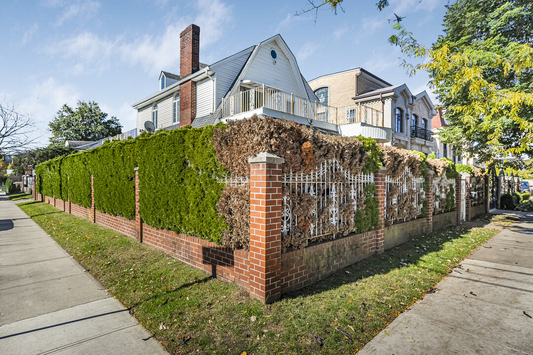 6872 112th St in Forest Hills, NY - Foto de edificio