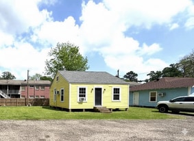 320 W College St in Nacogdoches, TX - Building Photo