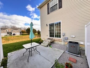 33168 Beverly Ln in Avon Lake, OH - Foto de edificio - Building Photo