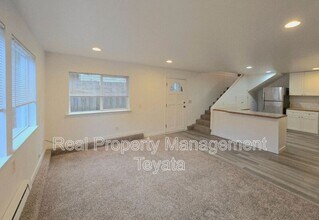 2475 Yew Street Rd in Bellingham, WA - Building Photo - Building Photo