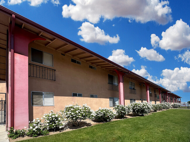 Avalon Park Apartments in Palmdale, CA - Foto de edificio - Building Photo