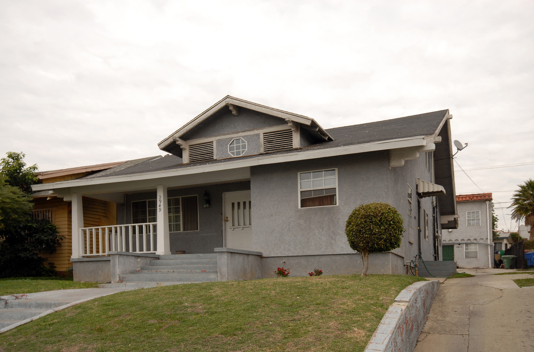 3945 Montclair St in Los Angeles, CA - Foto de edificio