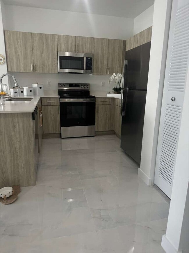 900 SW 72nd Ave, Unit A2 in Miami, FL - Building Photo - Building Photo