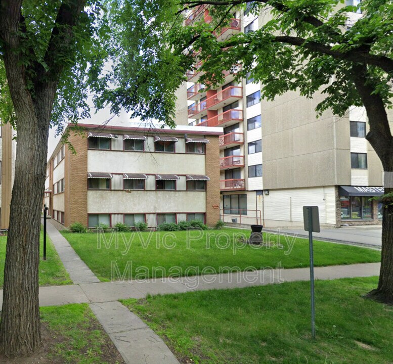 10159-10119 119 St NW in Edmonton, AB - Building Photo