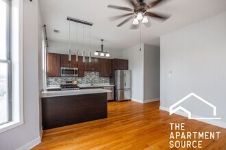 2124 N Milwaukee Ave in Chicago, IL - Building Photo - Building Photo