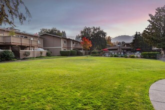 Country Club Apartments in Santa Rosa, CA - Foto de edificio - Building Photo