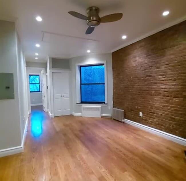 W. 97th St, Riverside Dr, Unit 5 in New York, NY - Building Photo - Building Photo