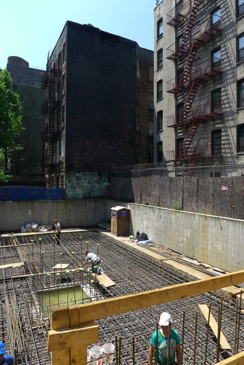 304 E 109th St in New York, NY - Building Photo
