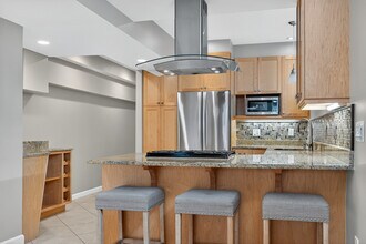 55 Thatcher St, Unit Unit A in Brookline, MA - Building Photo - Building Photo