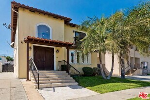 1471 S Crest Dr in Los Angeles, CA - Building Photo