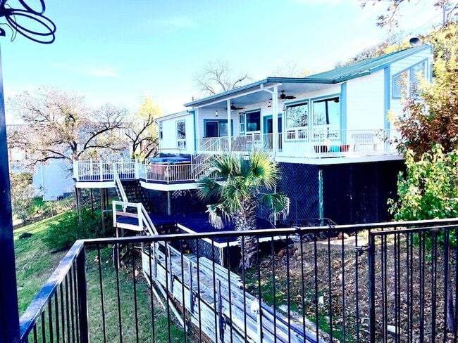 215 Mountain Top in Sunrise Beach Village, TX - Foto de edificio - Building Photo