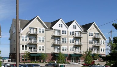 110 S Wisconsin St in Port Washington, WI - Foto de edificio - Building Photo