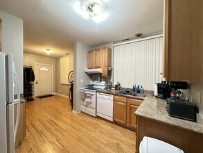 3650 W George St, Unit J08P in Chicago, IL - Foto de edificio - Building Photo