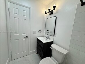 4317 NE 21st Ave in Fort Lauderdale, FL - Foto de edificio - Building Photo