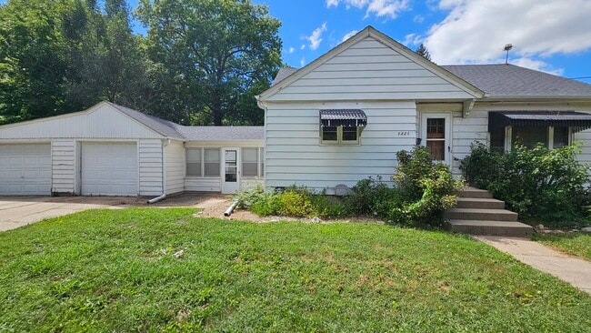 1221 N Market St in Oskaloosa, IA - Building Photo - Building Photo