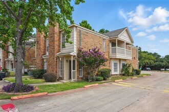 2626 Holly Hall St in Houston, TX - Building Photo - Building Photo