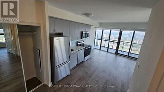 325 Yorkland Blvd in Toronto, ON - Building Photo