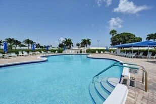 101 Leisure Lake Cir, Unit 109 in Boynton Beach, FL - Building Photo