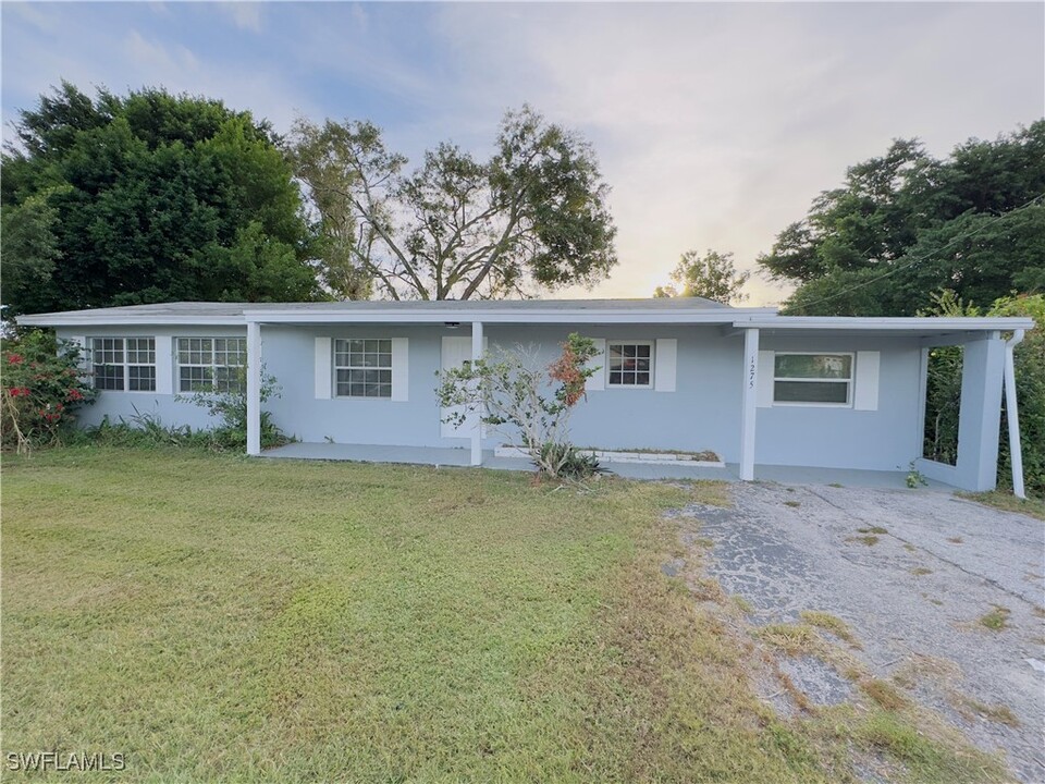 1275 Gramac Dr in North Fort Myers, FL - Building Photo