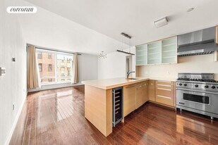 462 W 58th St in New York, NY - Building Photo