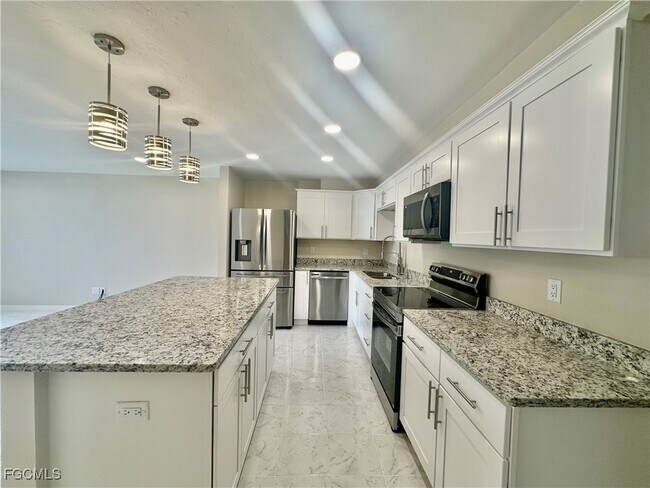 4802 Tudor Dr in Cape Coral, FL - Building Photo - Building Photo