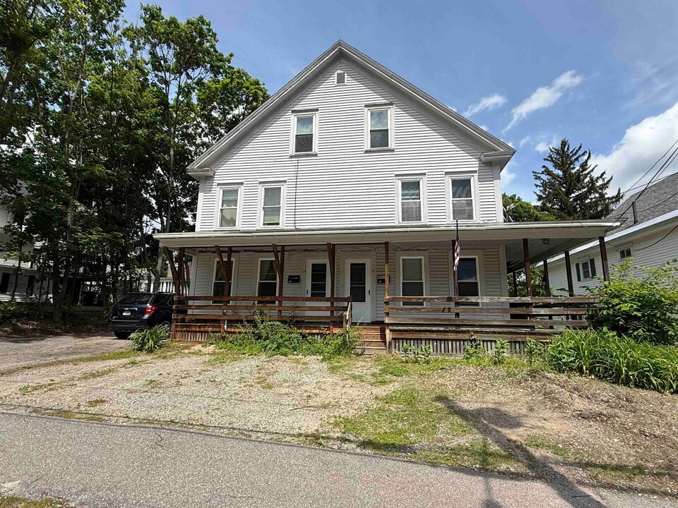 16 Oak St in Laconia, NH - Building Photo