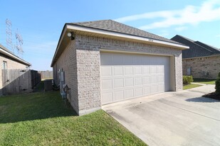 1915 Oakwood Dr in Saint Gabriel, LA - Building Photo - Building Photo