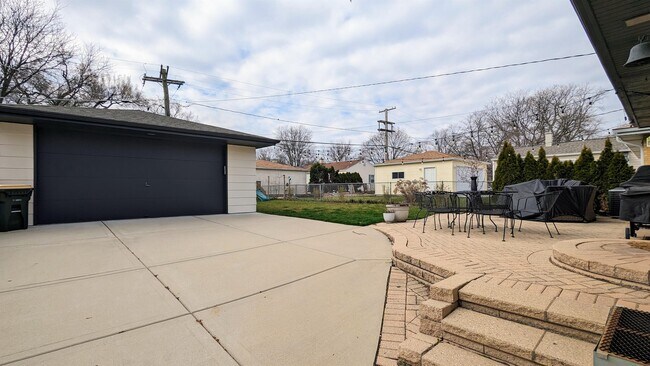 1315 W Oakton St in Arlington Heights, IL - Building Photo - Building Photo