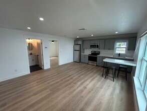 300 Oak St, Unit A in New Smyrna Beach, FL - Building Photo - Building Photo