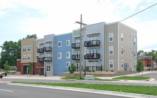 Shoppes at College Hill in Topeka, KS - Building Photo - Building Photo