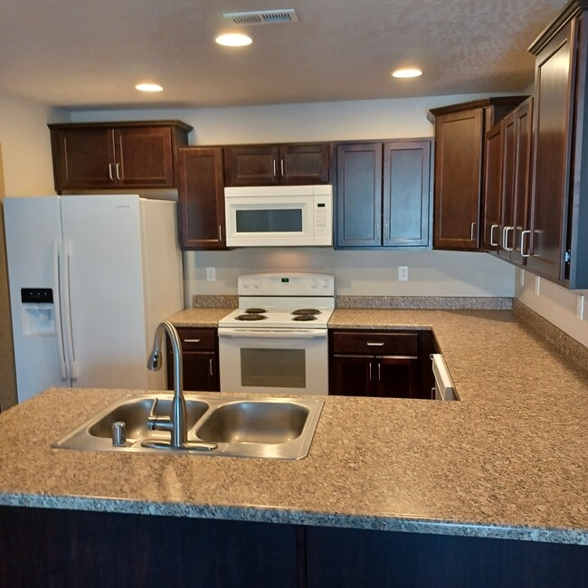 111 E H St in Deer Park, WA - Building Photo - Building Photo