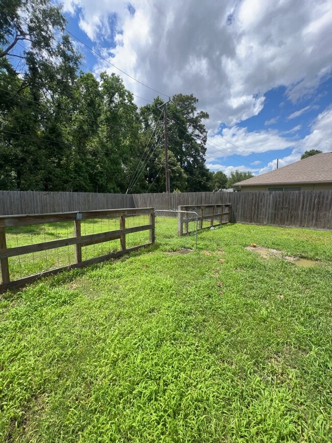 24407 Strong Pine Dr in Huffman, TX - Building Photo - Building Photo