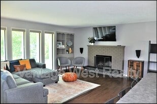 4279 Lakeshore Rd in Kelowna, BC - Building Photo