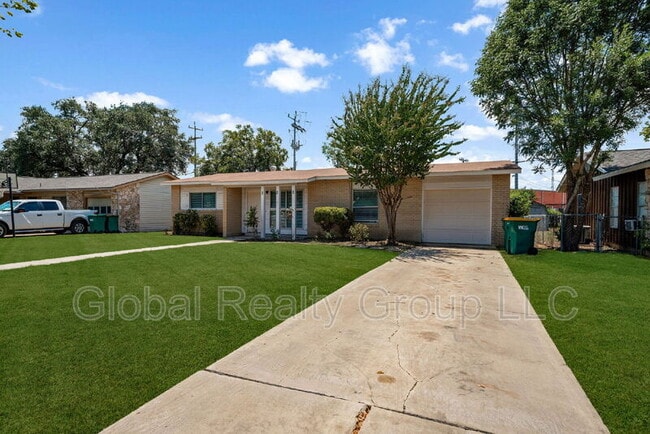 121 Rosewood Dr in Universal City, TX - Building Photo - Building Photo