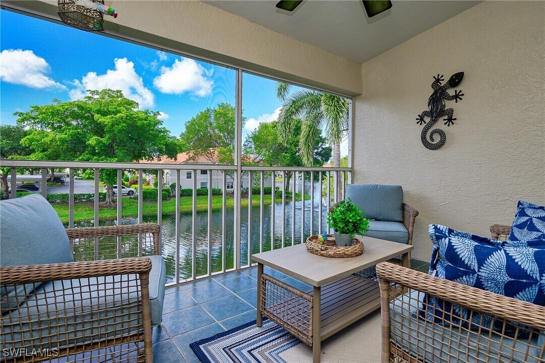 2460 Old Groves Rd in Naples, FL - Building Photo