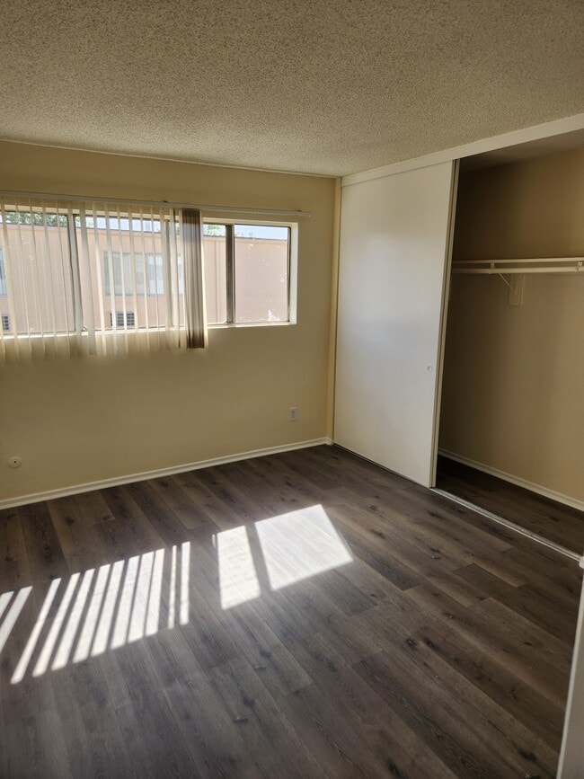 Northridge Manor in Northridge, CA - Building Photo - Building Photo