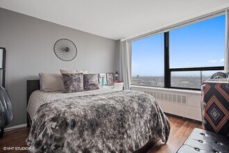 1355 N Sandburg Terrace in Chicago, IL - Building Photo - Building Photo