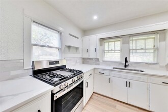 920 E 46th St in Austin, TX - Foto de edificio - Building Photo