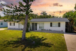 462 Briarwood Rd in Venice, FL - Building Photo