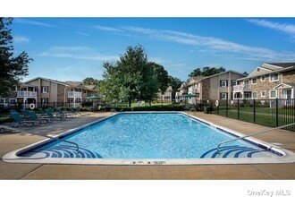 22 Williams Blvd-Unit -22-2C in Lake Grove, NY - Building Photo - Building Photo