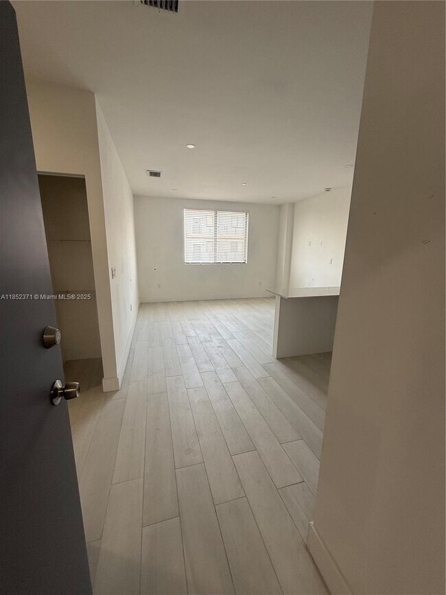 1091 E 17th St in Hialeah, FL - Building Photo - Building Photo