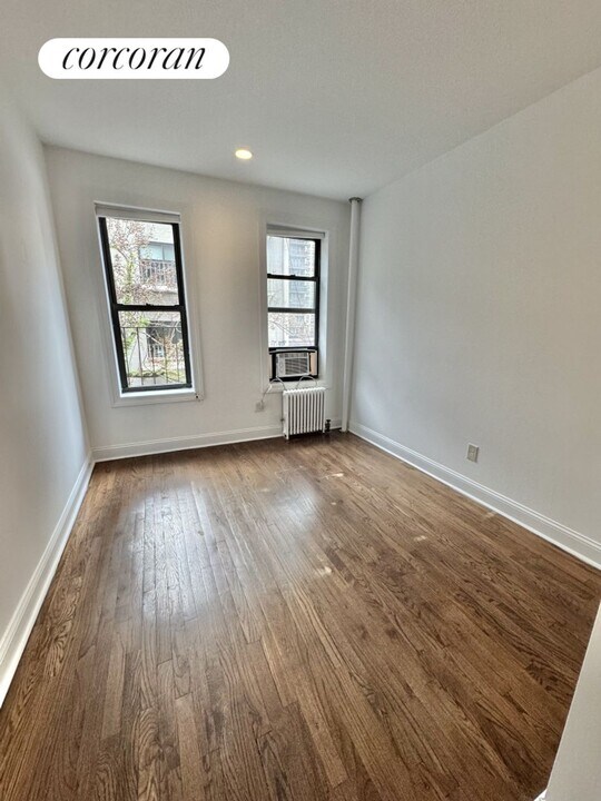 413 E 70th St in New York, NY - Building Photo