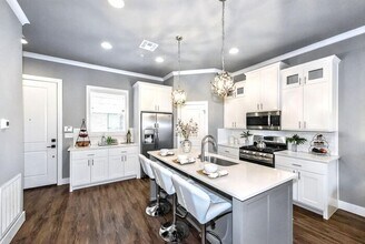 517 E B St in Jenks, OK - Foto de edificio - Building Photo