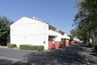 Willow Lake Apartments in Clovis, CA - Building Photo - Building Photo