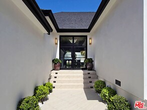 2288 Coldwater Canyon Dr in Beverly Hills, CA - Building Photo - Building Photo