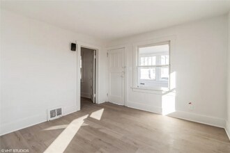 1921 Logan Ave in Des Moines, IA - Building Photo - Building Photo